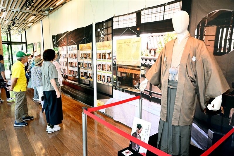 大河「べらぼう」展開幕　福島県白河市　衣装や小道具並ぶ
