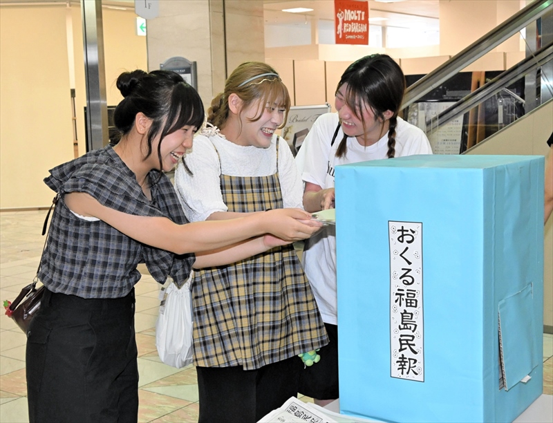 思いを包み「おくる福島民報」　福島県郡山市にブース　来場者ら友人や家族にメッセージと新聞を投函