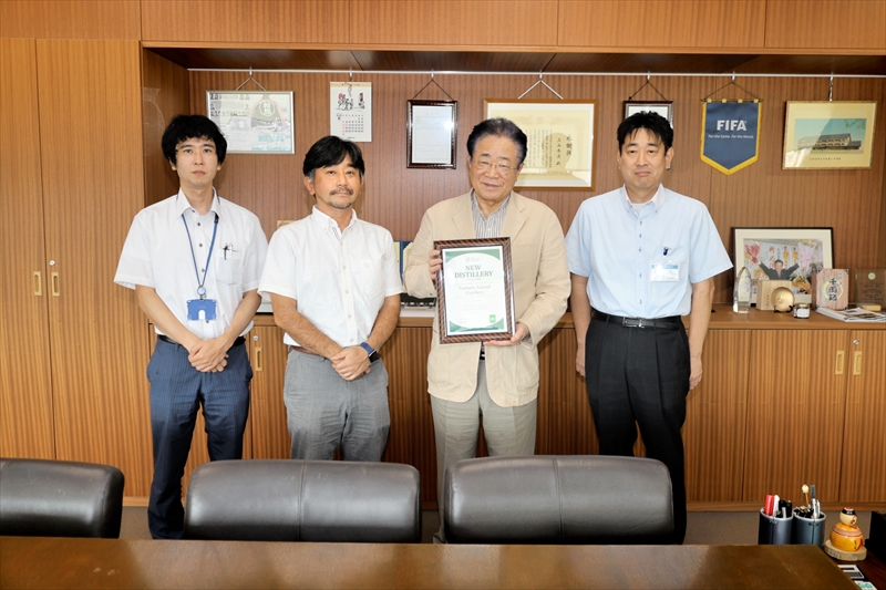 立谷市長(右から2人目)に受賞を報告する渡辺さん(同3人目)