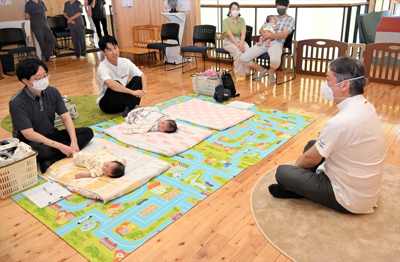 ワークショップで菊池院長(右)から助言を受ける平野さん(左から2人目)ら参加者