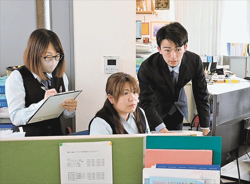 会津リースの担当者にシステムの使い方を解説する能勢さん(右)