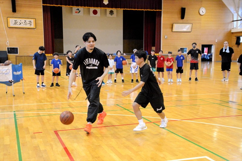 日本代表経験者からバスケの基本を学ぼう　ボンズの渡辺ＧＭ、福島県南会津町の小中学生を指導