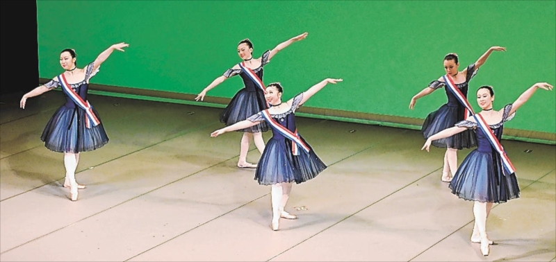 ステージで華麗な舞を披露し、観衆を魅了した出演者