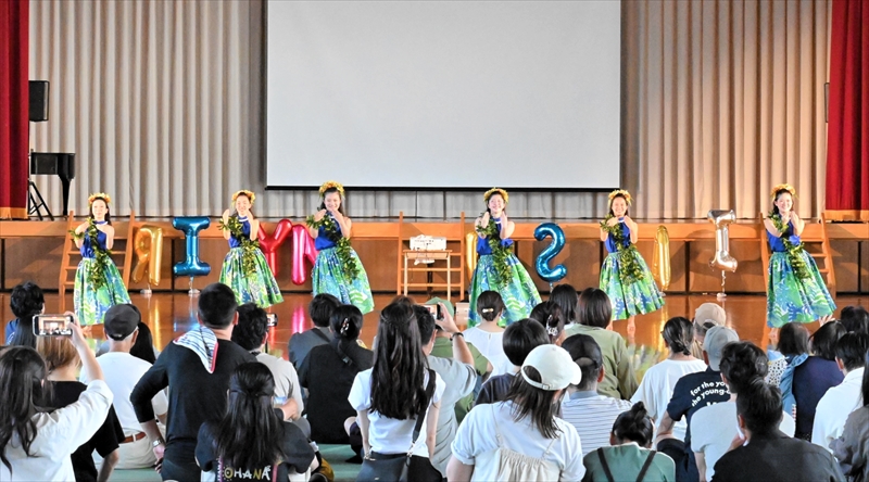 母校で日本一のフラを披露する同好会のメンバー