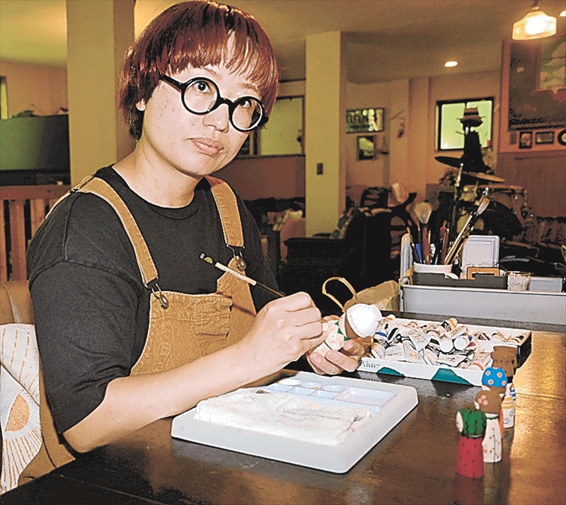 自宅で絵付け作業に取り組む綱木さん