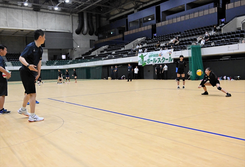 山口さん(右)の指導の下、レシーブを練習する参加者ら
