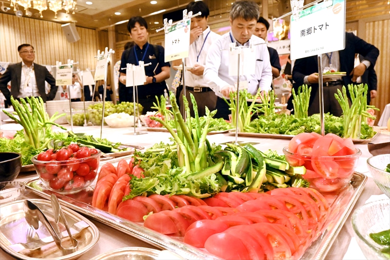 GAP認証を受けた県産農産物を試食する参加者