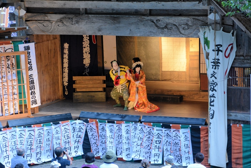 昼間の上演で熱演を披露する花駒座の座員
