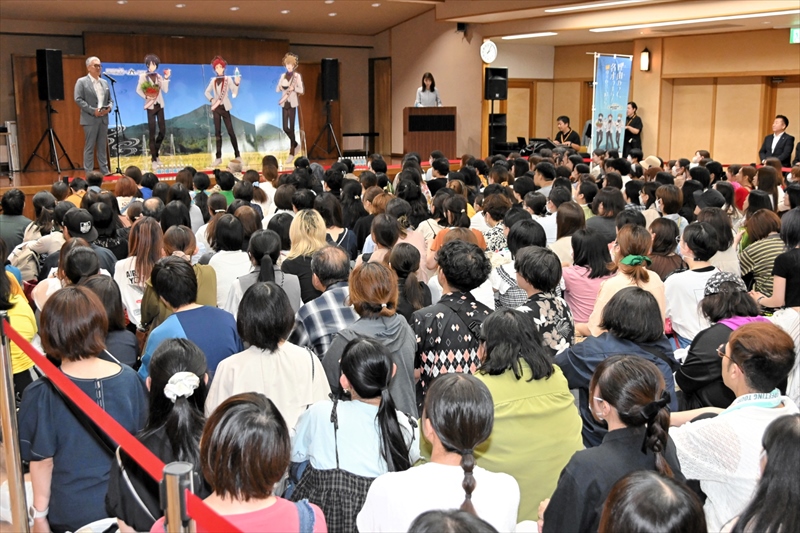 県内外から300人以上が詰めかけた大使就任式