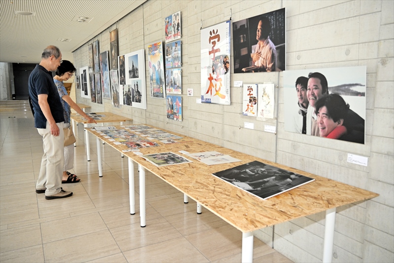 西田さんが出演した映画の写真やポスターなどが並ぶ会場=郡山市立美術館