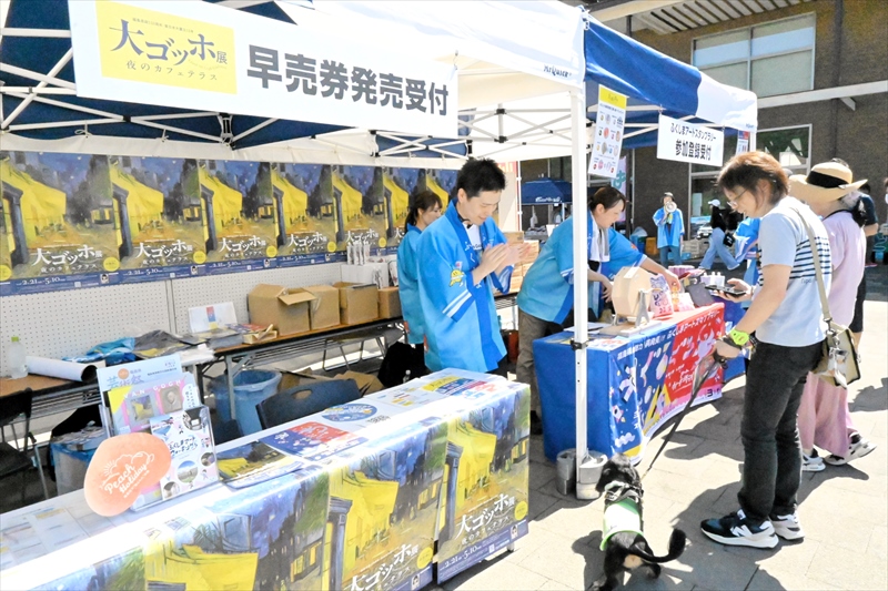 大ゴッホ展の早割券を購入し、抽選会に参加する道の駅利用者