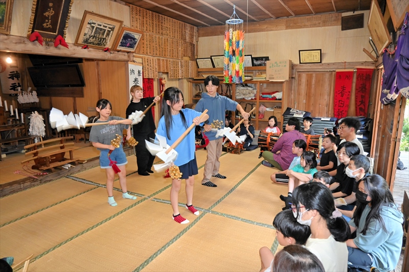 指導を受けながら太々神楽の舞を学ぶ児童ら