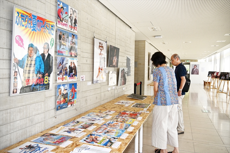 西田さんが出演した映画の写真やポスターなどが並ぶ会場=市立美術館