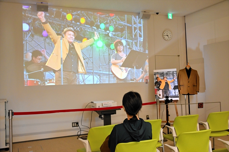 LIVE福島 風とロックSUPER野馬追に出演した西田さんの映像が流れる会場。右が当時実際に着用した衣装=市歴史情報博物館