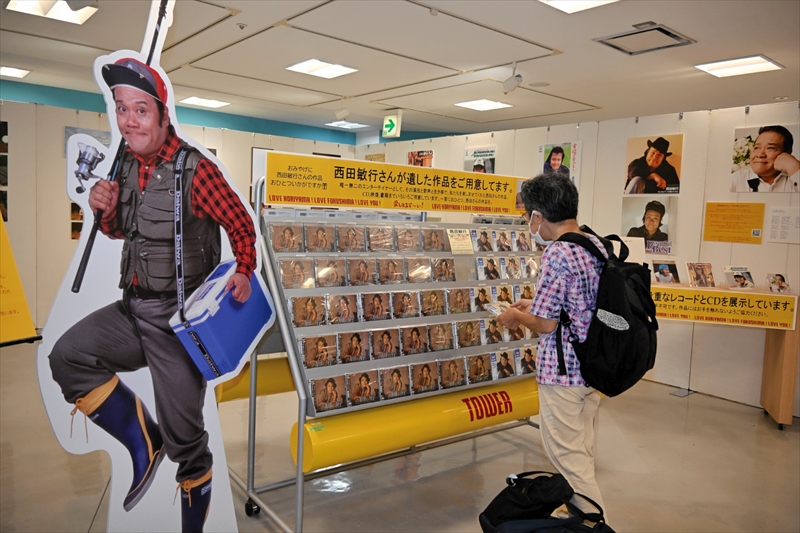 西田さんの代表曲のCDやジャケット写真が並ぶ会場=タワーレコード郡山店