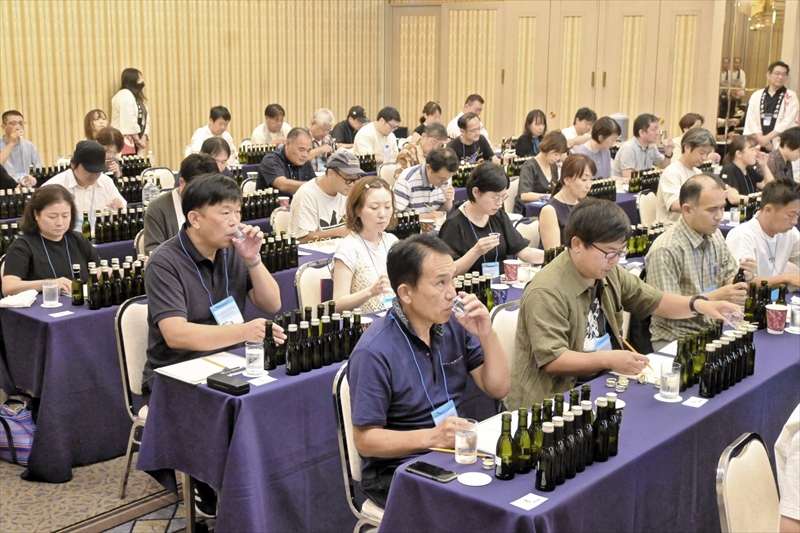 県産酒の風味を確かめる出場者