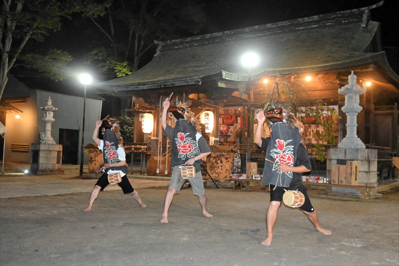 ささらの夕べで「三匹獅子舞」を奉納する岡小名ささら保存会のメンバー