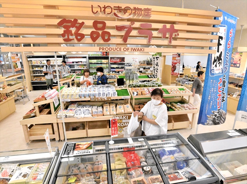 特産品や県産品が並びプレオープンした銘品プラザ。初日から多くの人が品定めしていた