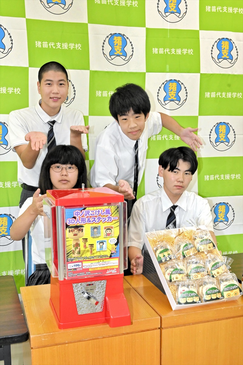 オリジナルのこけしやクッキーをPRする生徒