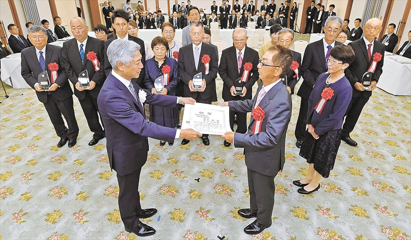 芳見社長から県農業賞を受ける岩渕さん夫妻(手前右)