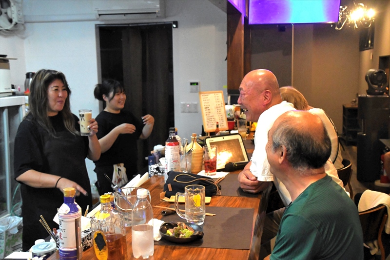 開店1周年を迎えるエビス。楽しいお店から富岡を活気づけたいと話す高木さん(左)