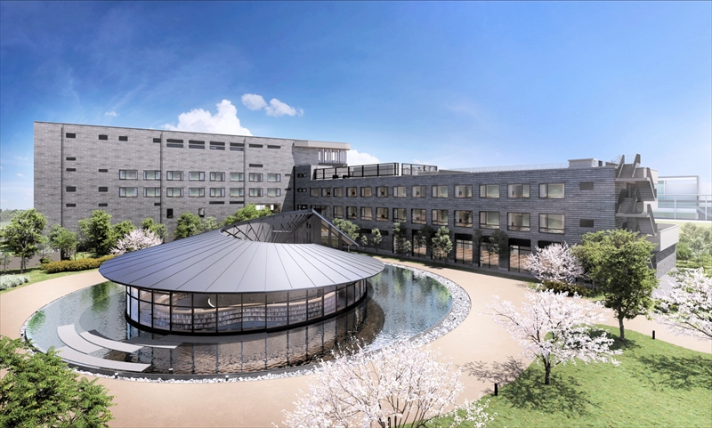 双葉町の中野地区復興産業拠点に建設中の大型ホテル。水に囲まれた円形の共用棟(手前)には図書館とカフェ・バーを備える