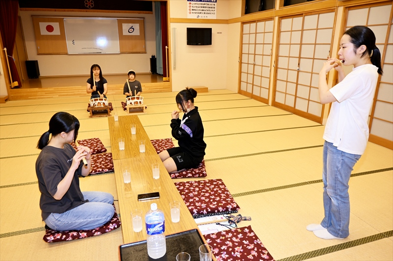 おはやしの練習に励む小中学生ら