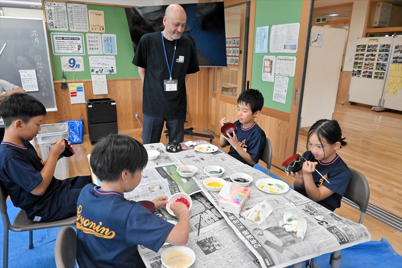 思い思いの作品を制作する児童