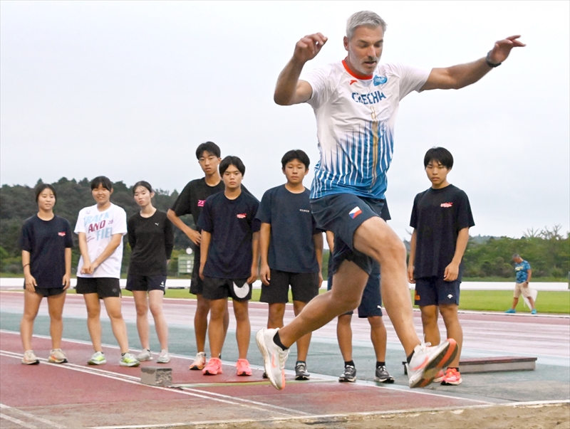 走り幅跳びを指導するジョセフコーチ