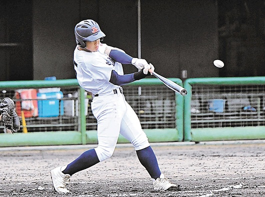 【会津農林―福島工】1回1死二、三塁、福島工の渡辺が先制の2点三塁打を放つ