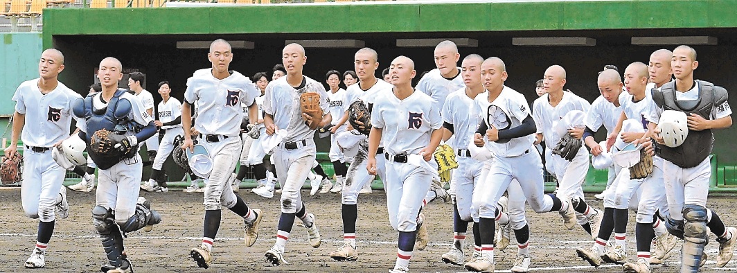 【福島商―郡山商】延長戦を制し、スタンドへ駆け出す福島商ナイン