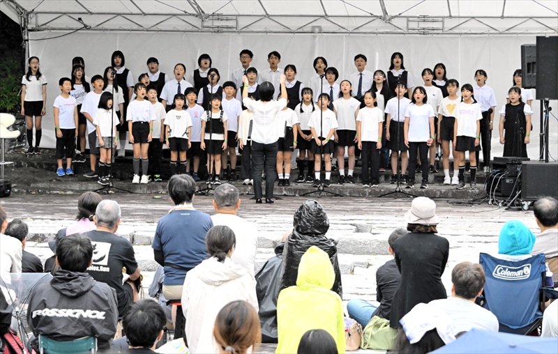 伸びやかな歌声を響かせる小原田小と小原田中の児童生徒