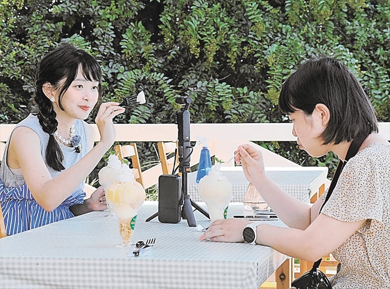 果物を使ったパフェを味わう瓶顆さん(左)と邱文心さん=まるせい果樹園