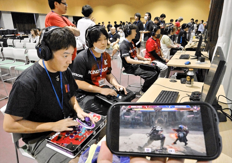 真剣な表情で「鉄拳8」をプレーする参加者(ⓒBandai Namco Entertainnment Inc.)