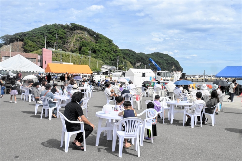 天候に恵まれ多くの来場者が訪れたマリンフェス=14日昼