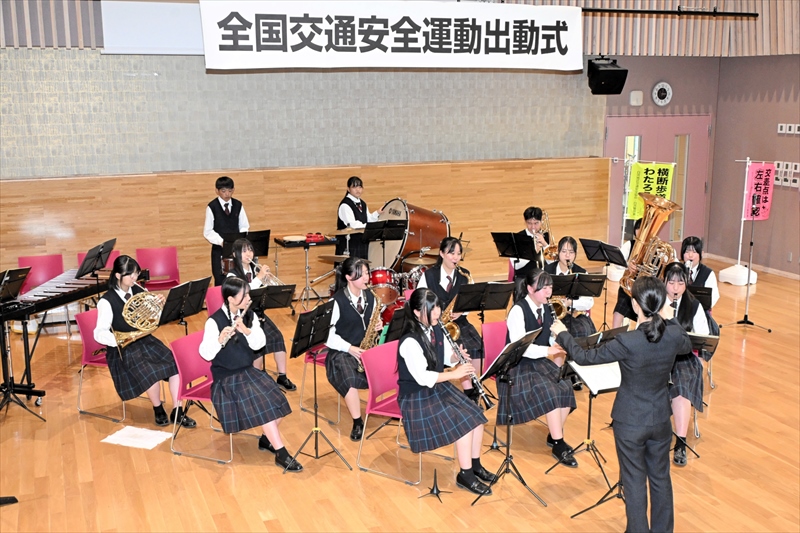 軽快な演奏を披露する光南高吹奏学部=白河署