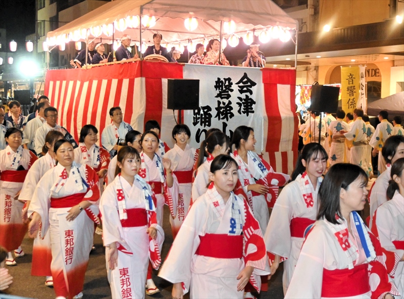 会津磐梯山踊りを披露する出演者