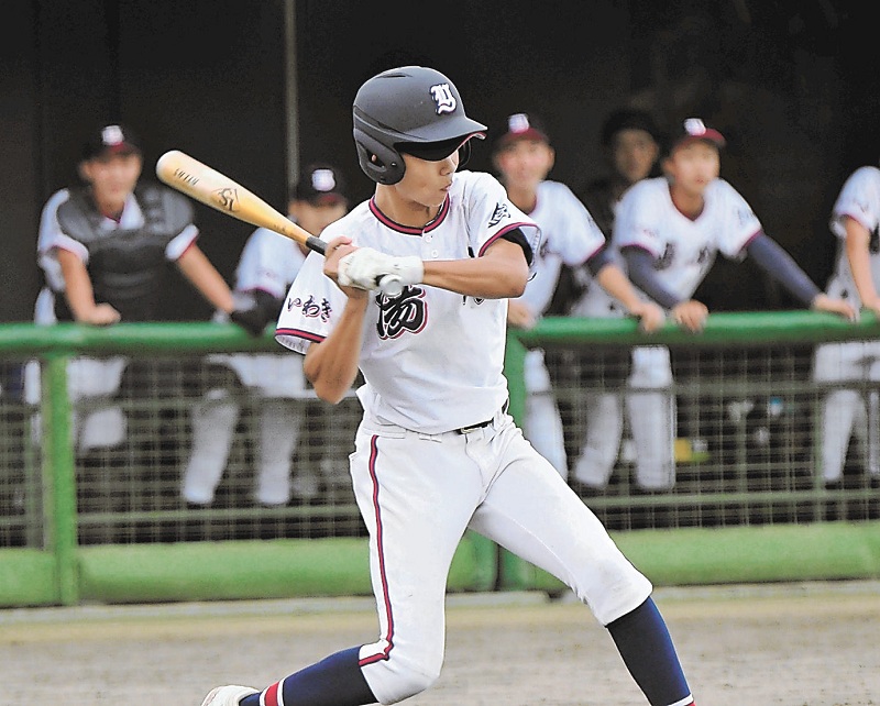 【いわき湯本―南会津】4回表、湯本2死二、三塁、半谷が左中間に逆転の2点二塁打を放つ