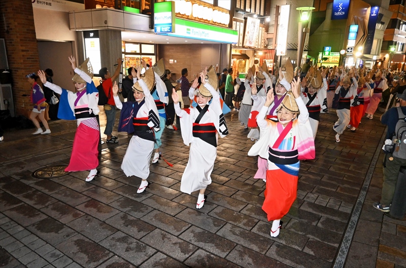 「やっとさー」の掛け声で踊りを披露する出演者