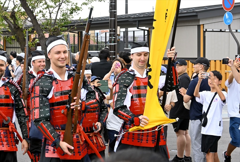 狙撃隊を務めるサワさん(右)とヤンさん