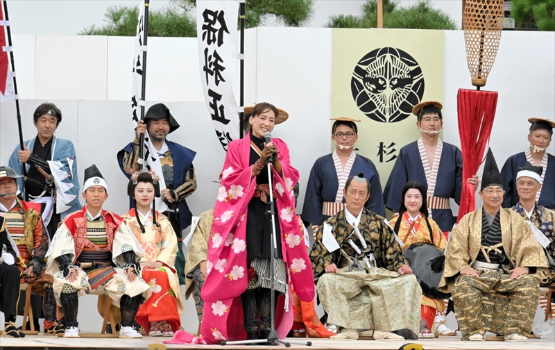 会津弁を交え、笑顔であいさつする綾瀬さん(中央)