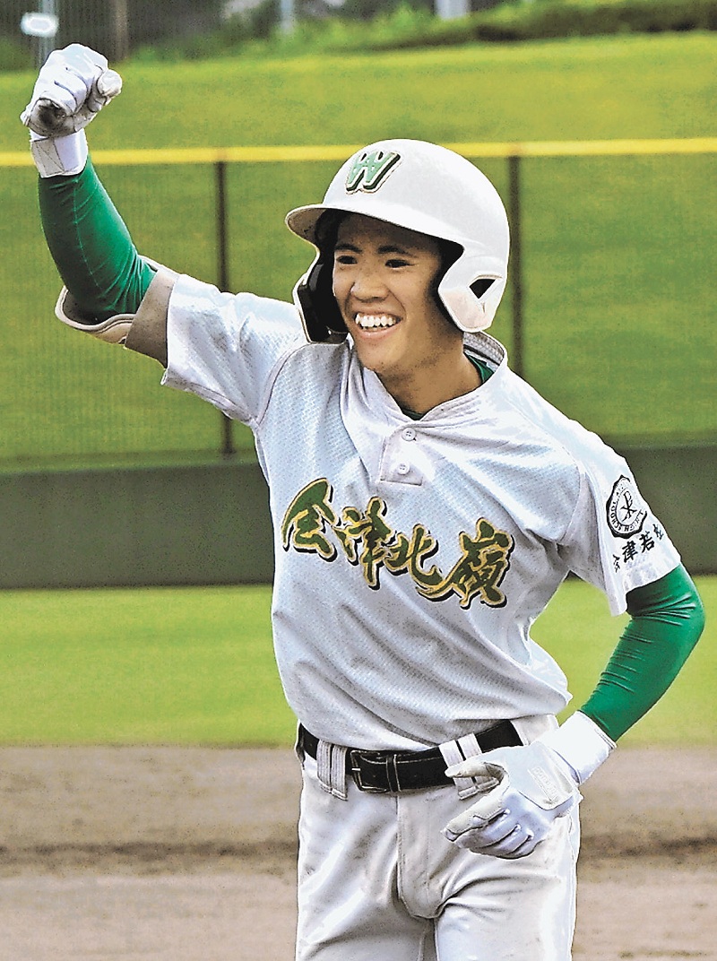 【会津北嶺―二本松実】9回表、会津北嶺2死一、三塁、井ノ川が中堅に勝ち越し適時打を放ち、塁上でガッツポーズ