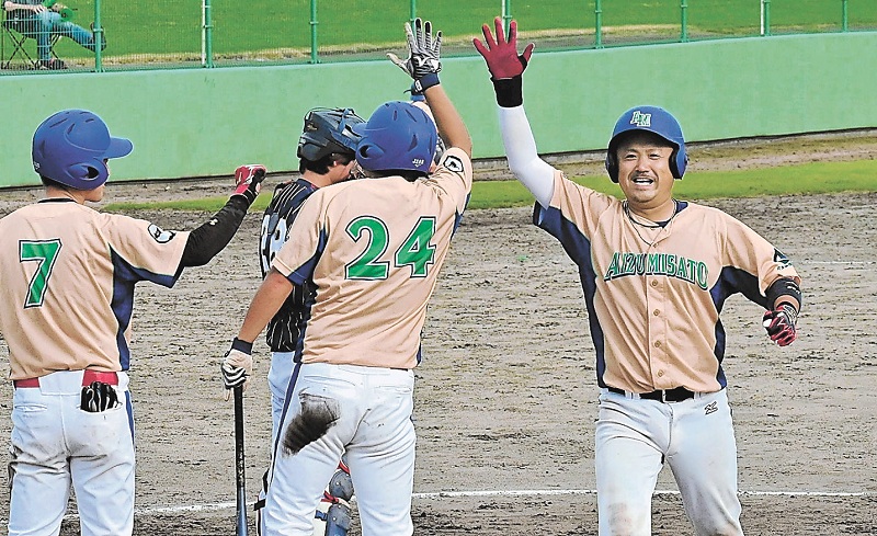 【古殿町-会津美里町】5回裏、左越えの2点本塁打を放ち、ハイタッチする一条(右)