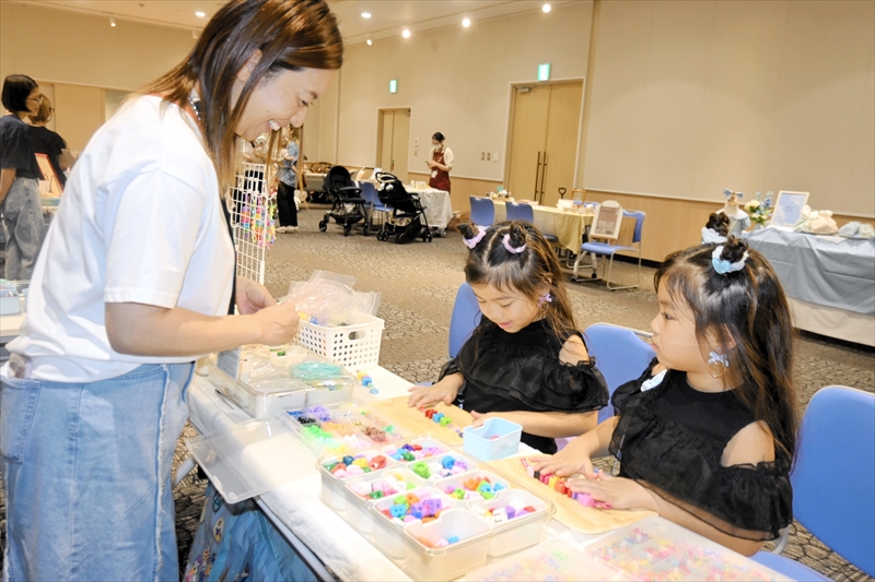 オリジナルのキーホルダー作りを楽しむ子ども