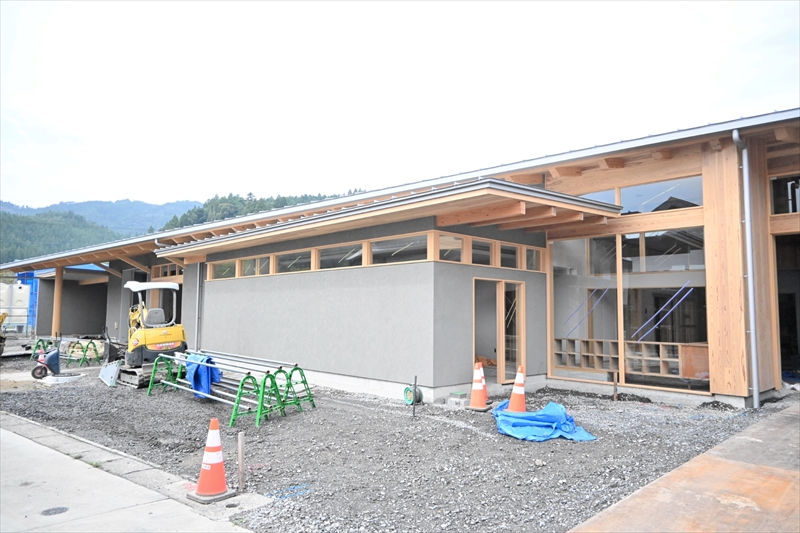 工事が終盤を迎えた豊国酒造の新たな仕込み蔵。ガラス窓を多く取り入れたデザインが特徴