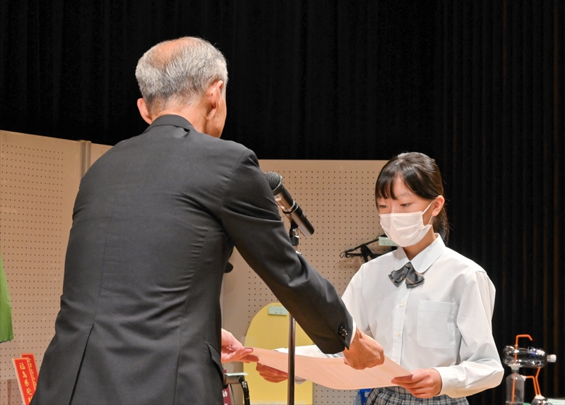 目黒副市長から表彰状を受ける長嶋さん(右)