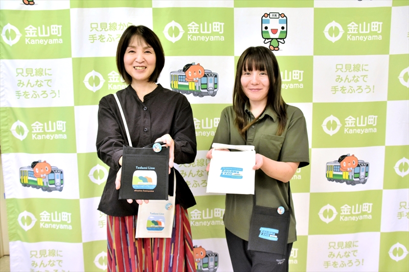 「サコッシュを旅の友にしてほしい」と語る大竹さん(左)ら