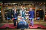 魔法の杖でテープカットしたトム・フェルトン（中央）＝日本初の旗艦店「ハリー・ポッター ショップ 原宿」グランドオープン