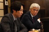 『大追跡～警視庁SSBC強行犯係～』に出演する（左から）相葉雅紀、佐藤浩市（C）テレビ朝日