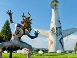 映画『大長編 タローマン 万博大爆発』べらぼうジャパンプレミア　タローマン＆太陽の塔の2ショット （C）2025『大長編 タローマン 万博大爆発』製作委員会